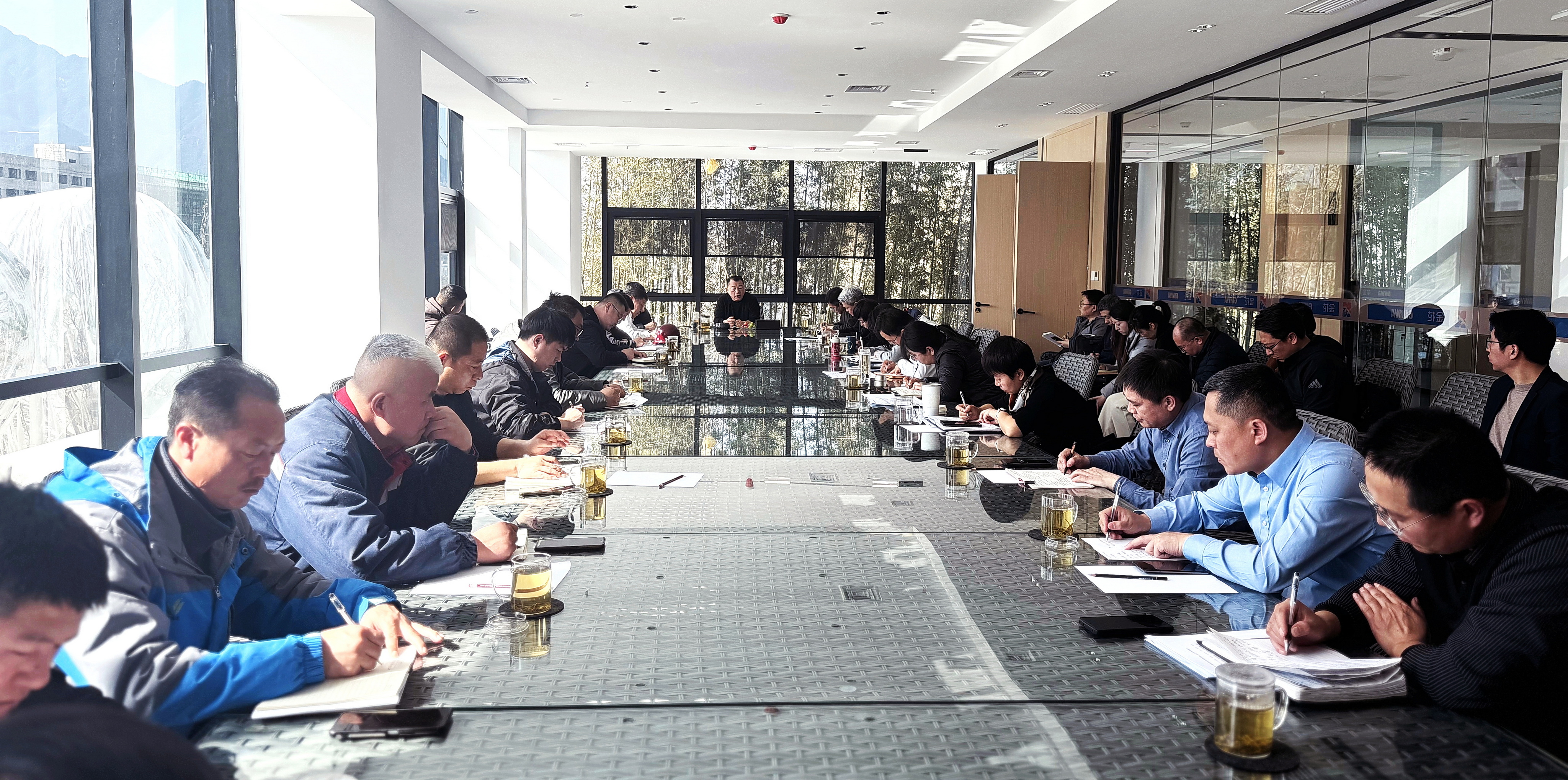 金花股份董事長邢雅江攜經(jīng)營管理團(tuán)隊一行對草堂項目施工現(xiàn)場進(jìn)行全面巡查